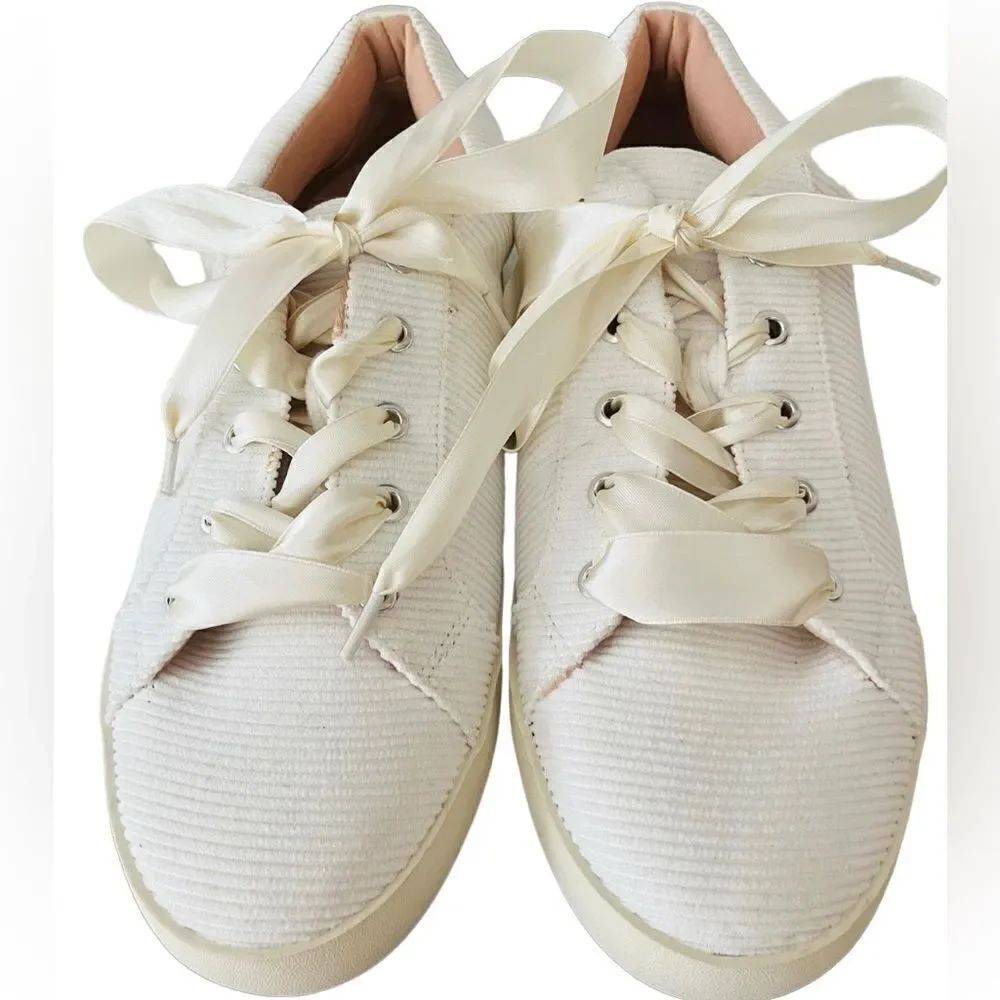 Journee Collection Womens Kinsley Tru
Comfort Foam Round Toe Lace Up
Sneakers